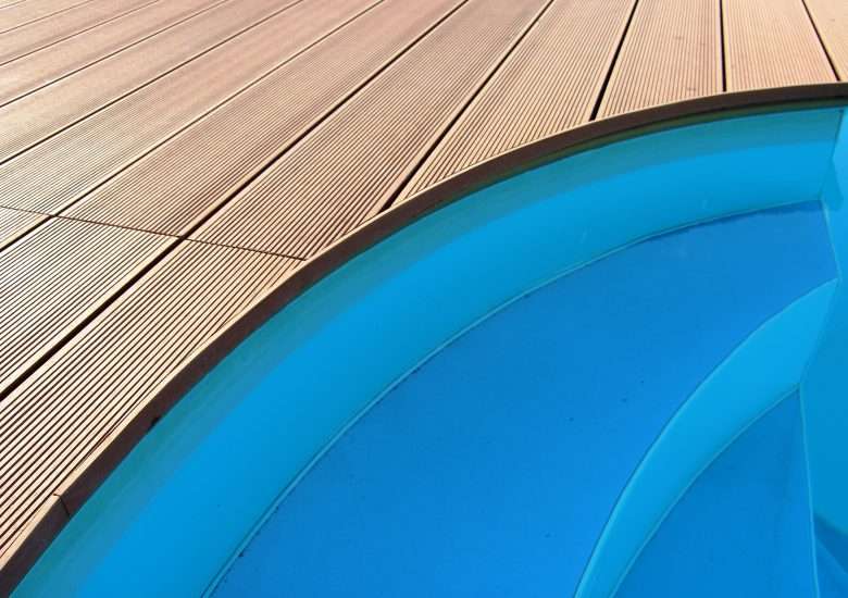 Deska tarasowa kompozytowa, kolor Bangkirai - wykończenie basenu