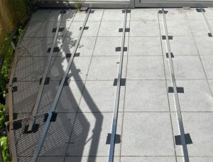 balkon legary na podkladkach bez wiercenia 300x228 - Taras kompozytowy na balkonie w bloku &ndash; czy to dobry pomysł?